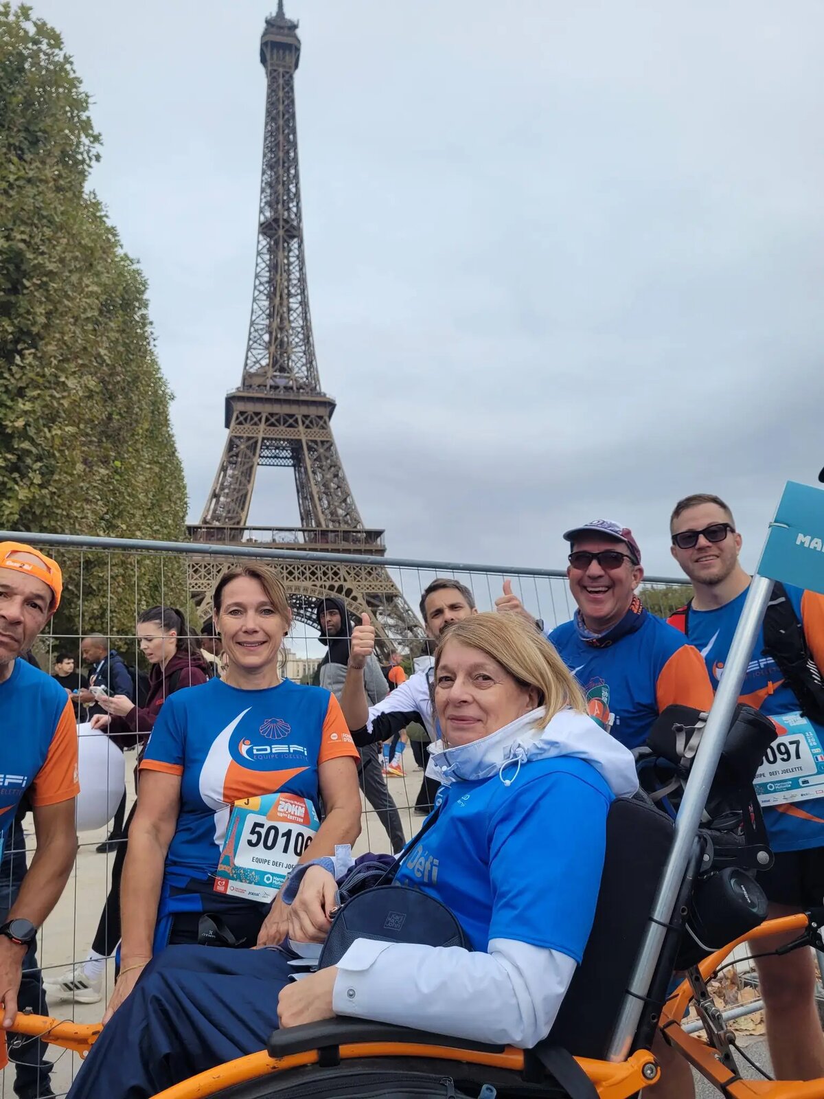 20 km de Paris 2026 — Marie-France et son équipe devant la tour Eiffel
