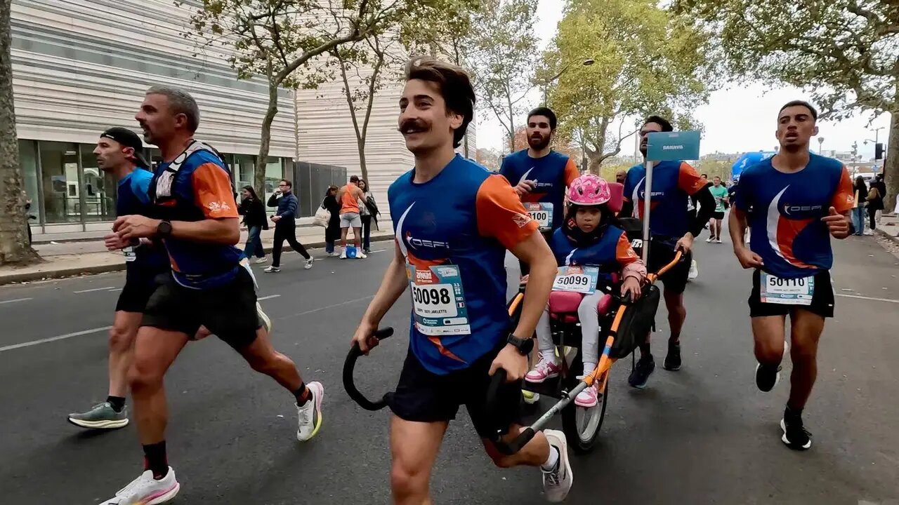20 km de Paris 2026 — la joëlette de Sanaya en course