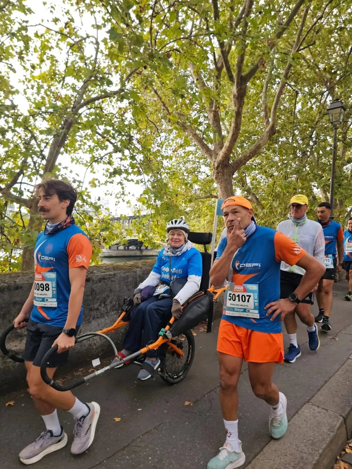 20 km de Paris 2026 — la joëlette de Marie-France le long de la Seine