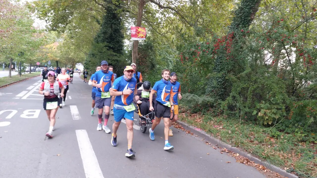 Marathon Vert de Rennes 2026 — la joëlette dans les allées ombragées