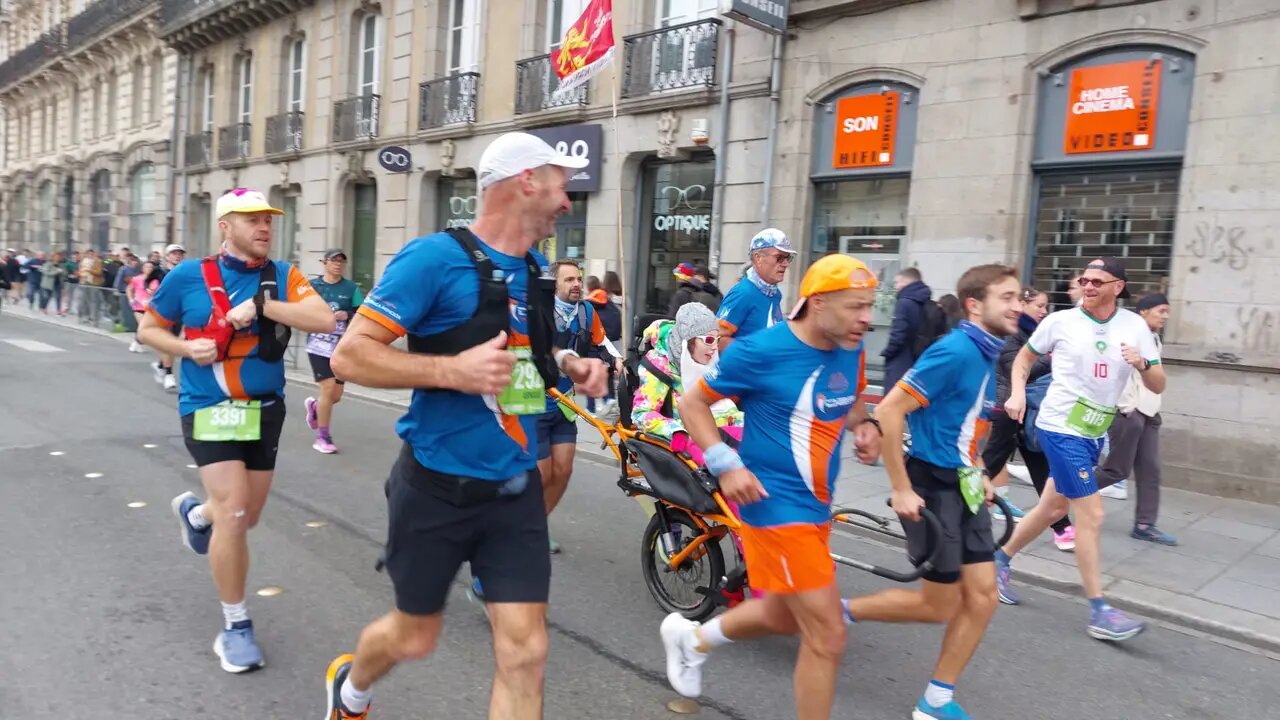 Marathon Vert de Rennes 2026 — la joëlette dans le centre de Rennes